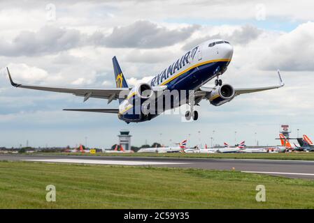 Primo volo passeggeri che decolora dall'aeroporto di Southend, Essex, Regno Unito, dopo il blocco COVID-19 di Coronavirus. Ryanair sorvola i jet easyJet Foto Stock