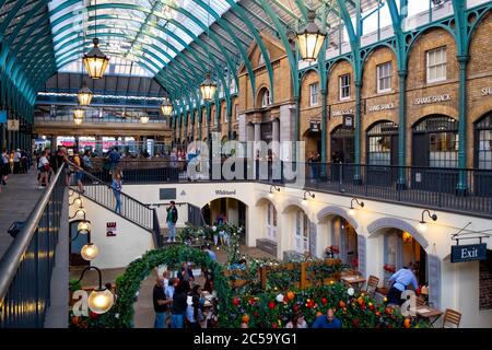 Ristoranti e negozi presso il famoso mercato di Covet Garden a Londra Foto Stock