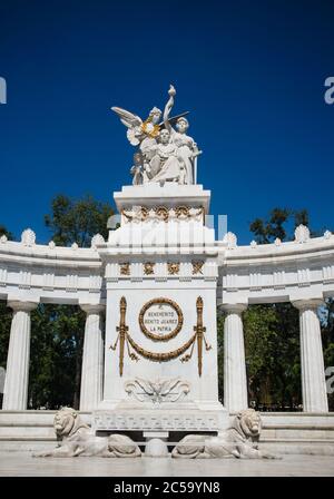 Monumento di fronte al colonnato, Hemiclo a Benito Juarez, Città del Messico, Messico Foto Stock