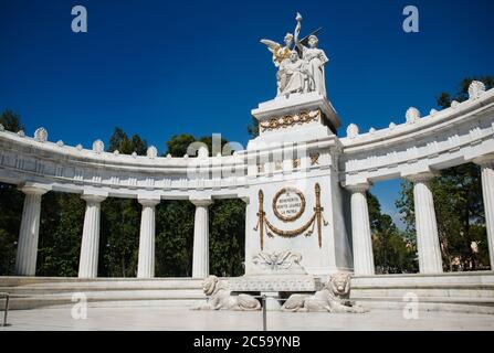 Monumento di fronte al colonnato, Hemiclo a Benito Juarez, Città del Messico, Messico Foto Stock