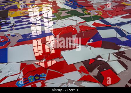 Riflessione in vetro rotto. Documenta Impressioni a Kassel, Germania Foto Stock