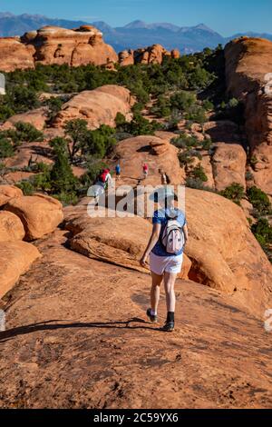 Gli escursionisti durante il viaggio di ritorno dalla visita del Double o Arch fuori Moab, Utah Foto Stock