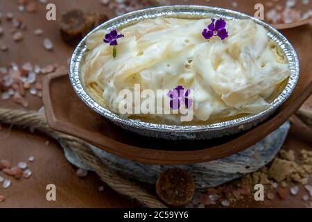 Dessert dolce fusion thai : torta di formaggio di palma Toddy su sfondo bellissimo. Una deliziosa colazione stagionale. Messa a fuoco selettiva. Foto Stock