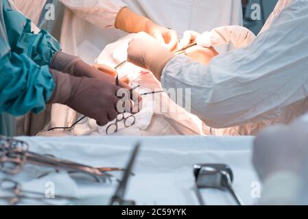 strumenti chirurgici su un tavolo sterile, in sala operatoria Foto Stock
