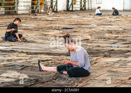 Art performance Check Point Sekondi Loco di Ibrahim Mahama nelle sale Henschel, che in passato era la sede dell'industria degli armamenti. Documenta Impressioni a Kassel, Germania Foto Stock