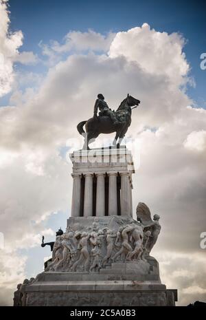 Statua del generale Maximo Gomez nella piazza della città, l'Avana, Cuba Foto Stock