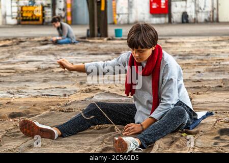Art performance Check Point Sekondi Loco di Ibrahim Mahama nelle sale Henschel, che in passato era la sede dell'industria degli armamenti. Documenta Impressioni a Kassel, Germania Foto Stock