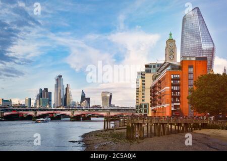 Londra al tramonto con edifici in roverside, Blackfriars Bridge e la City of London Foto Stock