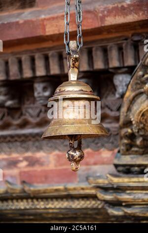 Campane votive poste di fronte all'ingresso di un tempio buddisto, Kathmandu Valley, Nepal Foto Stock