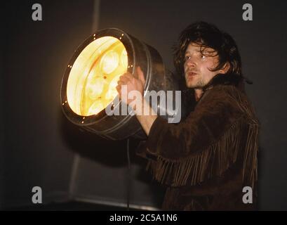 U2 esibirsi al concerto di autoaiuto in favore della disoccupazione in Irlanda presso lo stand RDS Anglesea, Ballsbridge, Dublino, Irlanda 17 maggio 1986: Bono Foto Stock