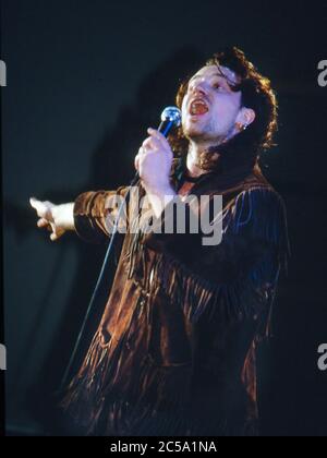 U2 esibirsi al concerto di autoaiuto in favore della disoccupazione in Irlanda presso lo stand RDS Anglesea, Ballsbridge, Dublino, Irlanda 17 maggio 1986: Bono Foto Stock