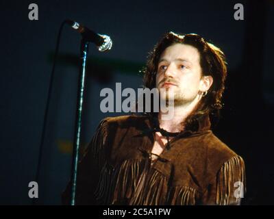 U2 esibirsi al concerto di autoaiuto in favore della disoccupazione in Irlanda presso lo stand RDS Anglesea, Ballsbridge, Dublino, Irlanda 17 maggio 1986: Bono Foto Stock