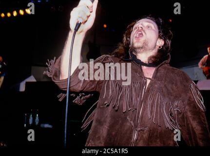 U2 esibirsi al concerto di autoaiuto in favore della disoccupazione in Irlanda presso lo stand RDS Anglesea, Ballsbridge, Dublino, Irlanda 17 maggio 1986: Bono Foto Stock