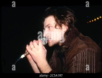 U2 esibirsi al concerto di autoaiuto in favore della disoccupazione in Irlanda presso lo stand RDS Anglesea, Ballsbridge, Dublino, Irlanda 17 maggio 1986: Bono Foto Stock