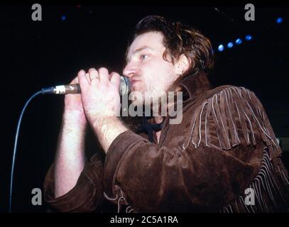 U2 esibirsi al concerto di autoaiuto in favore della disoccupazione in Irlanda presso lo stand RDS Anglesea, Ballsbridge, Dublino, Irlanda 17 maggio 1986: Bono Foto Stock