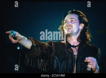 U2 esibirsi al concerto di autoaiuto in favore della disoccupazione in Irlanda presso lo stand RDS Anglesea, Ballsbridge, Dublino, Irlanda 17 maggio 1986: Bono Foto Stock