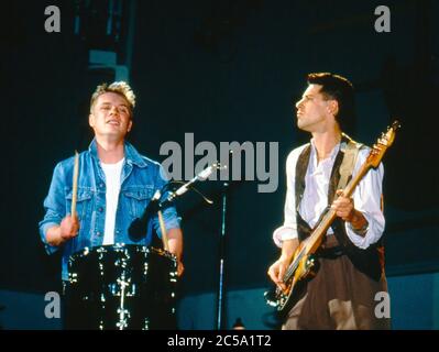 U2 esibirsi al concerto di autoaiuto in aiuto della disoccupazione in Irlanda presso lo stand RDS Anglesea, Ballsbridge, Dublino, Irlanda 17 maggio 1986: Larry Mul Foto Stock