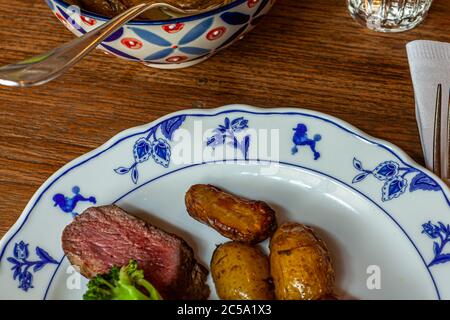 Il menu Fo (u) r amici può essere ordinato e condiviso con gruppi di quattro o più persone! Dettaglio di un piatto con decorazione a poodle in Hotel Renthof, Kassel, Germania Foto Stock