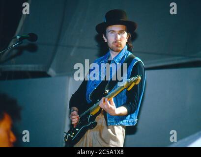 U2 esibendosi al concerto di autoaiuto in favore della disoccupazione in Irlanda presso lo stand RDS Anglesea, Ballsbridge, Dublino, Irlanda 17 maggio 1986: The Edge Foto Stock