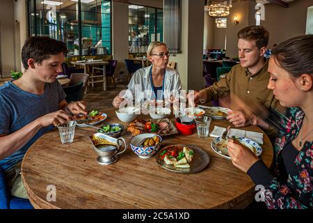 Il menu Fo (u) r amici può essere ordinato e condiviso con gruppi di quattro o più persone! Hotel Renthof, Kassel, Germania Foto Stock