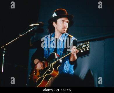 U2 esibendosi al concerto di autoaiuto in favore della disoccupazione in Irlanda presso lo stand RDS Anglesea, Ballsbridge, Dublino, Irlanda 17 maggio 1986: The Edge Foto Stock