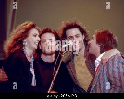 U2 esibendosi al concerto di Self Aid in aiuto di un'occupazione in Irlanda presso lo stand RDS Anglesea, Ballsbridge, Dublino, Irlanda il 17 maggio 1986: Clannad's. Foto Stock