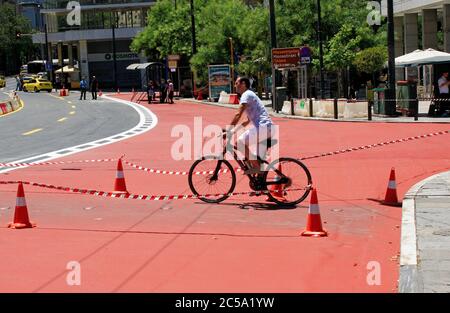 Grecia, Atene, Piazza Syntagma, giugno 28 2020 - pedonali e pista ciclabile in costruzione. La Grande passeggiata o Megalos Peripatos è un nuovo pe Foto Stock