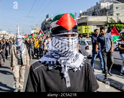 Gaza, Palestina. 01 Luglio 2020. Un manifestante mascherato con la foulard Yasser Arafat durante una manifestazione contro i piani di annessione di Israele. Manifestanti palestinesi si sono riuniti per le strade per denunciare le controverse annessioni israeliane nella Cisgiordania occupata. Credit: SOPA Images Limited/Alamy Live News Foto Stock