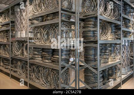 Scaffale di vendita con filo spinato. Documenta Impressioni a Kassel, Germania Foto Stock