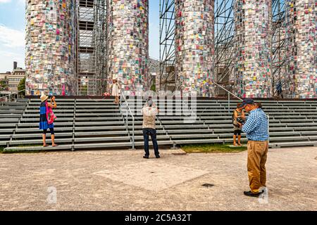 Parthenen of Books al Documenta 2017 di Kassel, Germania. L'artista argentino Marta Minujin ha eretto innumerevoli libri sul Partenone su un ponteggio. In primo piano una reliquia d'Arte: Un tempo un'opera d'arte controversa che infastidì il popolo di Kassel. Nel 1977 il "chilometro verticale" di Walter de Maria trasformò la piazza di fronte al Fridericianum di Kassel in un rumoroso campo di perforazione Foto Stock