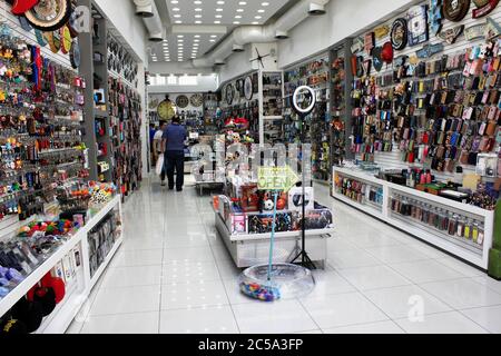 Grecia, Atene, Giugno 28 2020 - Vista di un negozio nel quartiere di Monastiraki, uno dei luoghi più turistici di Atene. Nonostante il basso tasso di coronavirus e. Foto Stock