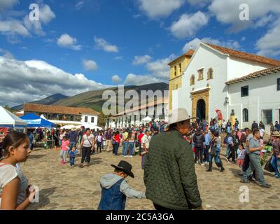 La gente si è riunita nella piazza principale della città coloniale di Villa de Leyva, nelle montagne centrali andine della Colombia, per celebrare la tradizione Foto Stock