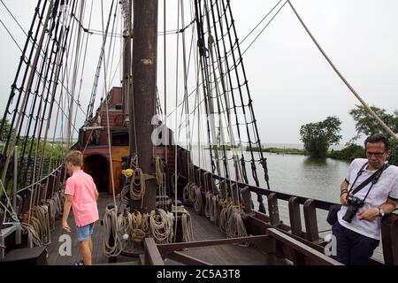 Seconda replica di Men halve. La barca (simile ad una carrack) della V.O.C. olandese salpò a New York nel 1609. Capitano Henry Hudson. Hoorn, Paesi Bassi Foto Stock