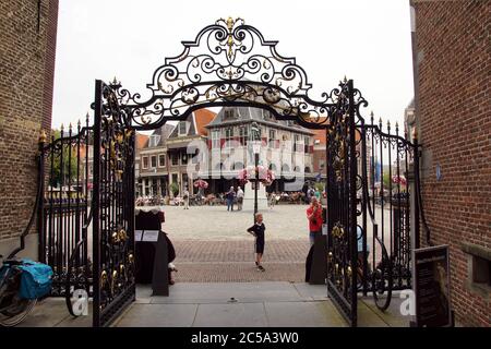 Ingresso museo con vista sulla piazza Rode Steen a Hoorn. Piazza con ristoranti, caffè, museo e una statua di Jan Pietersz Coen. Paesi Bassi, Foto Stock