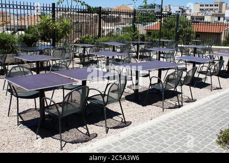 Grecia, Atene, 28 2020 giugno - sedie e tavoli vuoti di un ristorante tradizionale nel quartiere turistico di Plaka. Nonostante il ratto basso coronavirus Foto Stock