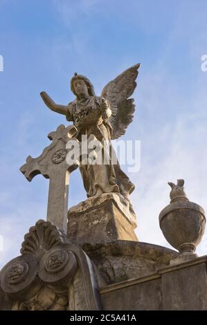 Statua dell'Angelo nel cimitero la Recoleta, Buenos Aires, Argentina Foto Stock