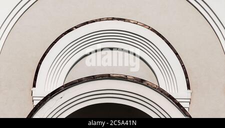 facciata di un edificio d'epoca con linee curve, sfondo architettonico astratto Foto Stock