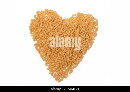 Amore per la pasta italiana. I maccheroni a gomito a forma di cuore. Cucina mediterranea. Foto Stock
