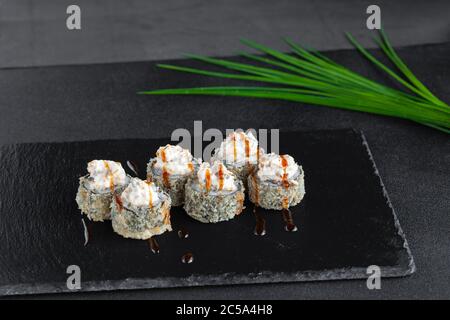 Porzione di panini caldi fritti al forno avvolti nori Foto Stock
