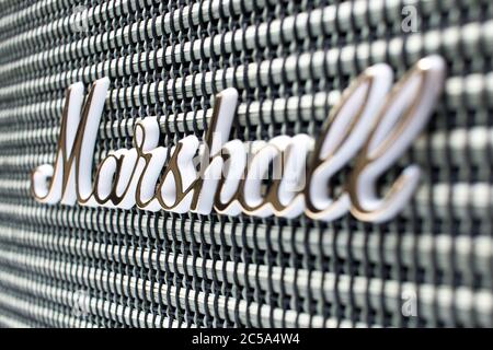 Schiedam, Paesi Bassi - OTT 27, 2019: Primo piano del logo su un altoparlante bluetooth Marshall Kilburn dal look retrò. Foto Stock