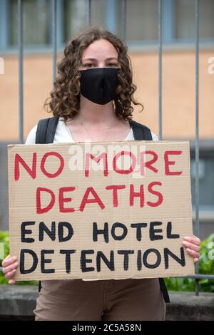 Glasgow, Scozia, Regno Unito. 1 luglio 2020. Nella foto: Attivisti anti-razzismo, Stand Up to Racism, protesta fuori dall'ingresso dell'ufficio di Glasgow per evidenziare 'condizioni terribili' e le difficoltà subite dai rifugiati e dai richiedenti asilo durante il blocco del coronavirus (COVID19) a Glasgow. Credit: Colin Fisher/Alamy Live News Foto Stock