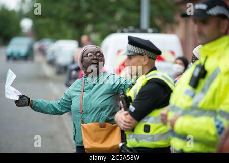 Glasgow, Scozia, Regno Unito. 1 luglio 2020. Nella foto: Attivisti anti-razzismo, Stand Up to Racism, protesta fuori dall'ingresso dell'ufficio di Glasgow per evidenziare 'condizioni terribili' e le difficoltà subite dai rifugiati e dai richiedenti asilo durante il blocco del coronavirus (COVID19) a Glasgow. Credit: Colin Fisher/Alamy Live News Foto Stock