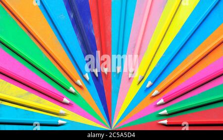 Matite colorate vista dall'alto disposte in fila come una ventola. Disegno multicolore. Disegno arcobaleno con matite di legno. Foto Stock