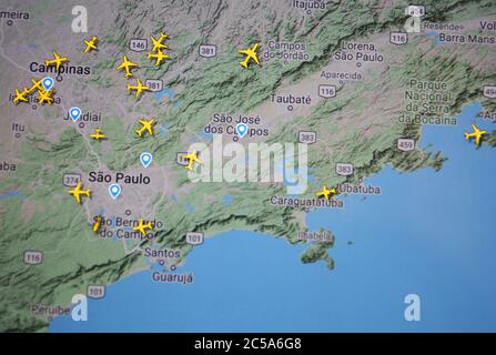 Traffico aereo sulla regione di San Paolo, Brasile, ( 01 luglio 2020, UTC 16.42), su Internet, con il sito Flightradar 24 di Svenska Resenätverket AB Foto Stock