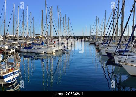 PUERTO DE MOGAN, GRAN CANARIA - 20 FEBBRAIO 2014: Marina nel porto di Puerto de Mogan, Spagna mostrato in serata. Destinazione di vacanza preferita per Foto Stock