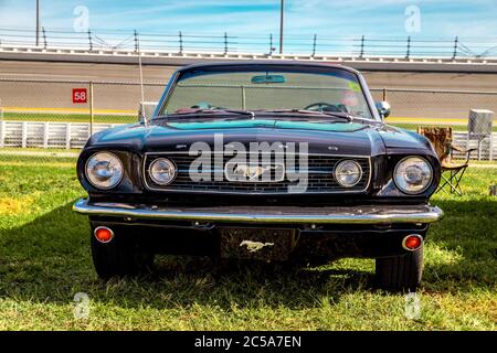 Daytona, Florida / Stati Uniti - 24 novembre 2018: 1968 Ford Mustang Convertibile alla corsa di Turchia di Daytona dell'autunno 2018. Foto Stock