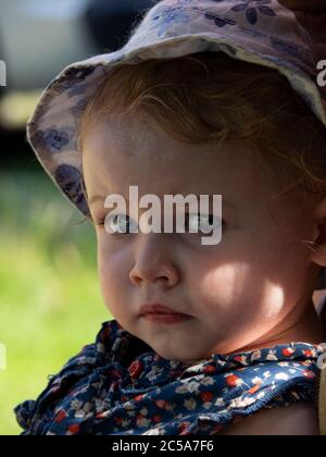 Bambino che guarda la fotocamera, Regno Unito Foto Stock