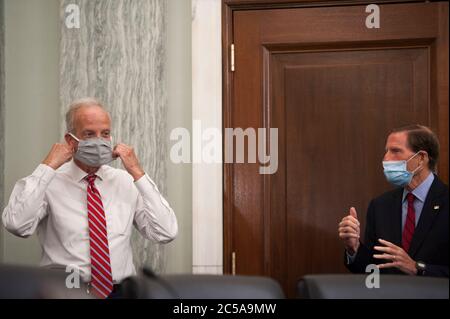 Il senatore degli Stati Uniti Jerry Moran (repubblicano del Kansas), a sinistra, parla con il senatore americano Richard Blumenthal (democratico del Connecticut), prima di un commercio del Senato degli Stati Uniti, Science, E l'audizione della commissione dei trasporti intitolata 'esaminare l'esplorazione di un quadro di compensazione per gli atleti intercollegiali' nel palazzo dell'ufficio del Senato di Russel a Capitol Hill a Washington, DC., Mercoledì 1 luglio 2020. Credit: Rod Lamb/CNP | utilizzo in tutto il mondo Foto Stock