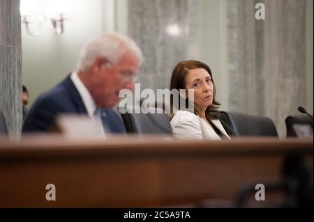 La senatrice degli Stati Uniti Maria Cantwell (democratica di Washington), destra, ascolta il presidente del senatore americano Roger Wicker, (repubblicano del Mississippi), mette in discussione i testimoni durante un commercio del Senato, Scienza, E l'audizione della commissione dei trasporti intitolata 'esaminare l'esplorazione di un quadro di compensazione per gli atleti intercollegiali' nel palazzo dell'ufficio del Senato di Russel a Capitol Hill a Washington, DC., Mercoledì 1 luglio 2020. Credit: Rod Lamb/CNP | utilizzo in tutto il mondo Foto Stock