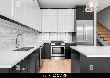 Cucina moderna con pavimenti in legno e cabinetry, ripiani in